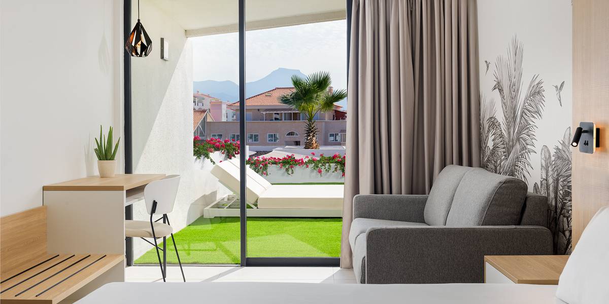 Doppelzimmer mit balinesischem bett Hotel MYND Adeje TENERIFFA