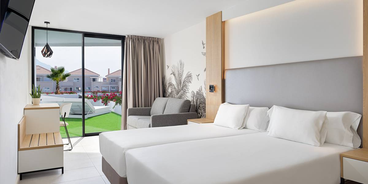 Doppelzimmer mit balinesischem bett Hotel MYND Adeje TENERIFFA