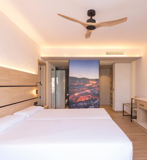 Chambre familiale avec vue sur la piscine Hotel MYND Yaiza Lanzarote Chambre familiale avec vue sur la piscine Hotel MYND Yaiza Lanzarote