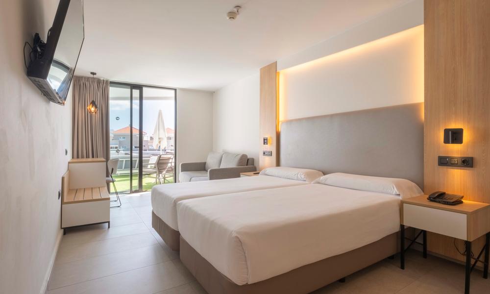 Doppelzimmer mit balinesische Daybed Hotel MYND Adeje Teneriffa Doppelzimmer mit balinesische Daybed Hotel MYND Adeje Teneriffa